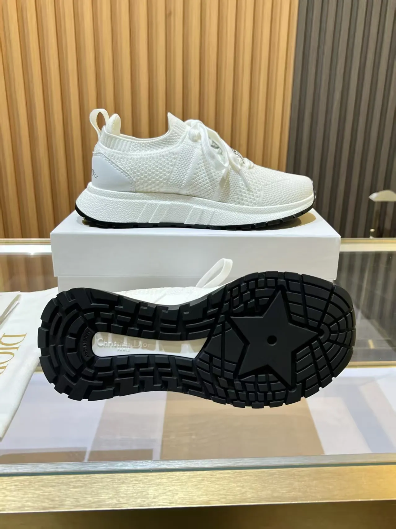 👟👟Ex-factory price 460👟👟 DIOR CHRONO Dior's new high-version, casual, business, all-in-one sports shoes. Simple and super versatile. The upper is equipped with a Logo cloth label. The upper is perfect and luxurious, and can be matched with any spring, summer, autumn and winter clothing. The upper foot is even more comfortable! The original material is disassembled and reproduced perfectly. The fly-woven upper is breathable and comfortable. The original super lightweight TPU absorbent film anti-slip outsole. Unique. Full of details. Fine workmanship. Worth owning. Equipped with original packaging at the counter. 3 colors available SIZE: 35--40 (41 can be customized)